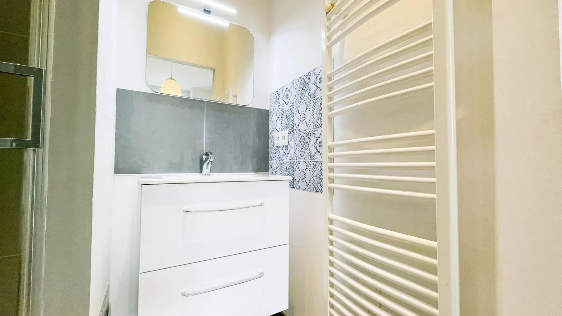 #G3 The Authentic T2 Downtown Balcony Tramway Apartment Grenoble France