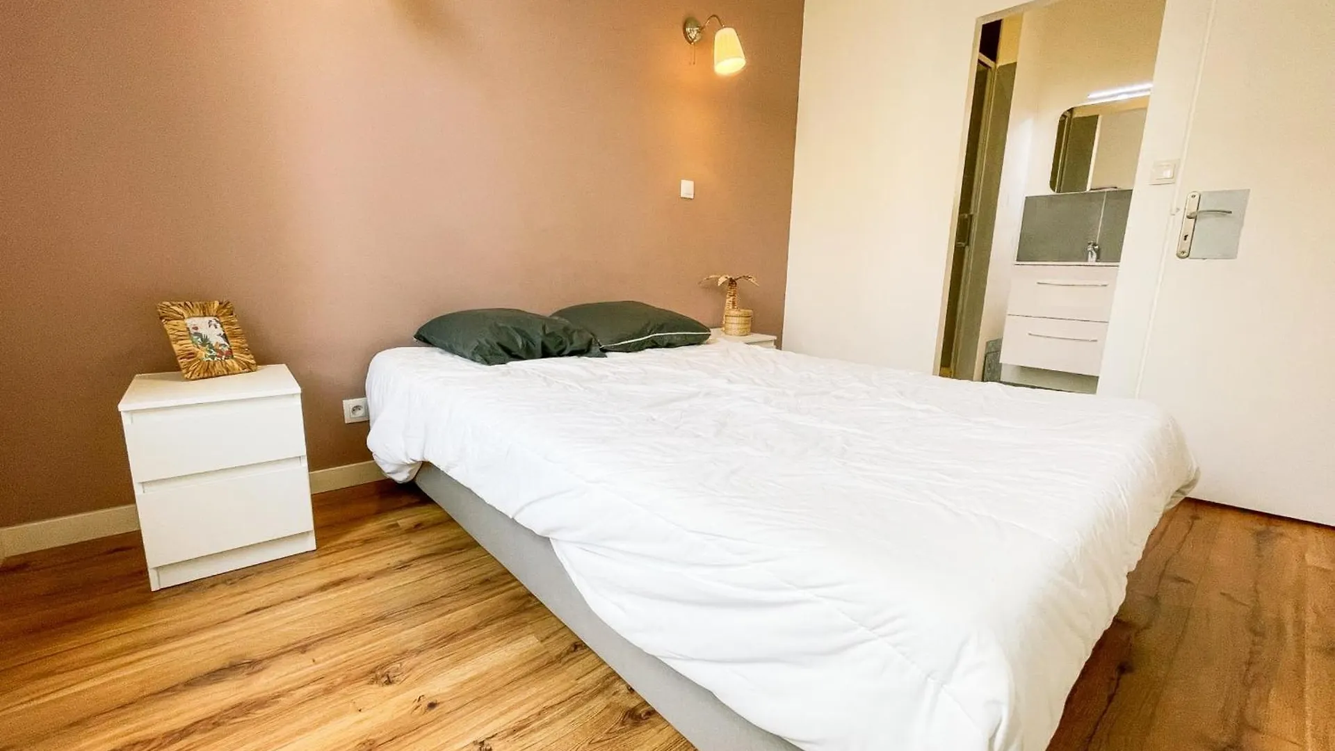 #G3 The Authentic T2 Downtown Balcony Tramway Apartment Grenoble France